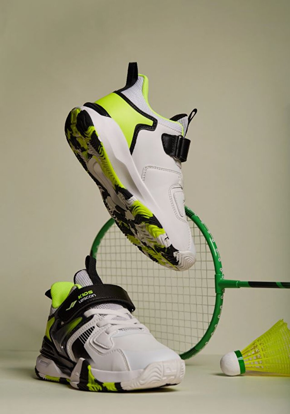 CHILDREN SPORTS SHOES